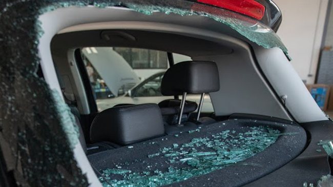 Lunette arrière de voiture brisée