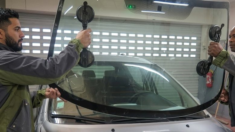 Pose d’un pare-brise neuf par les techniciens Solution Pare-Brise