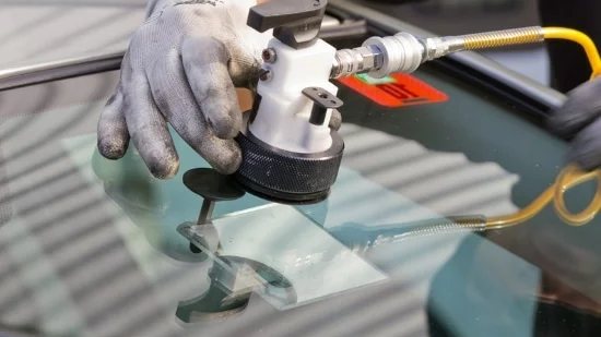 Réparation d’un impact de pare-brise par injection de résine