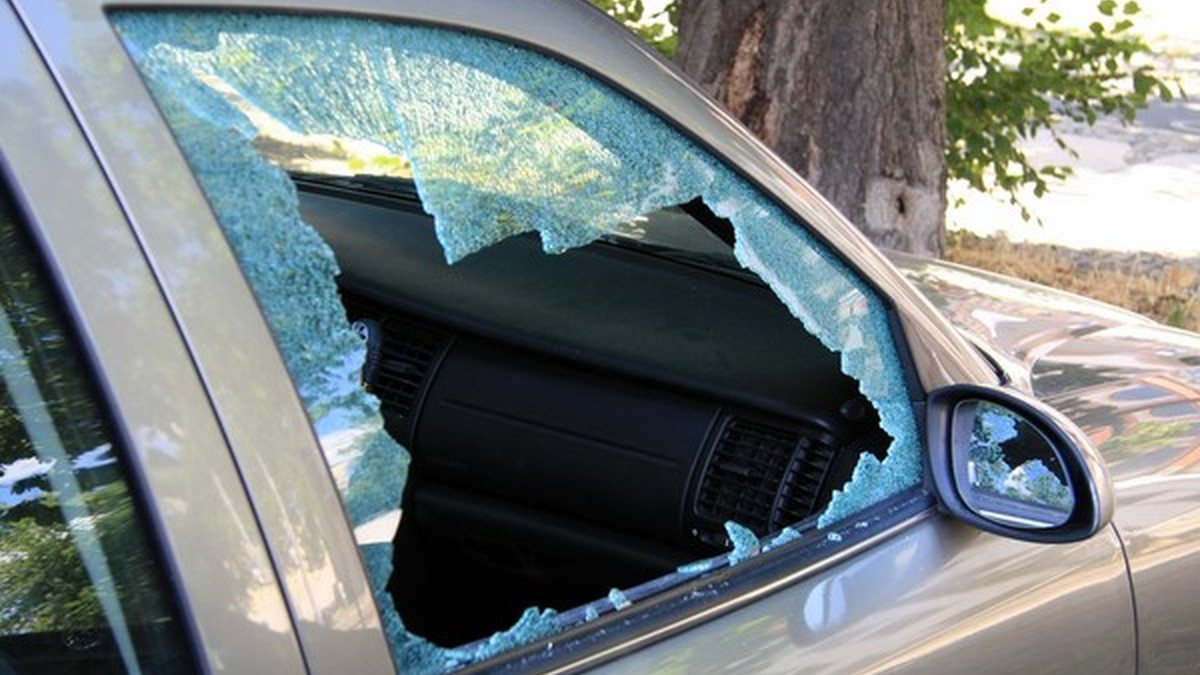 Vitre latérale de voiture brisée après une effraction